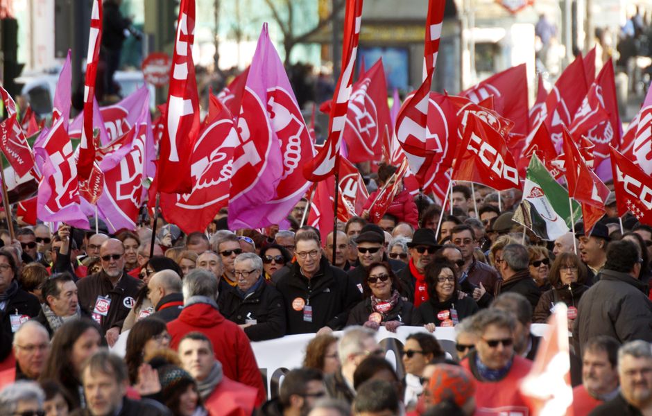 Miles de personas se han manifestado en Madrid para que el Gobierno site en primer lugar a las personas