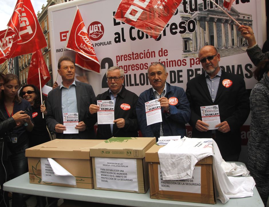 CCOO y UGT entregan 700.000 firmas de la ILP sobre Prestacin de Ingresos Mnimos