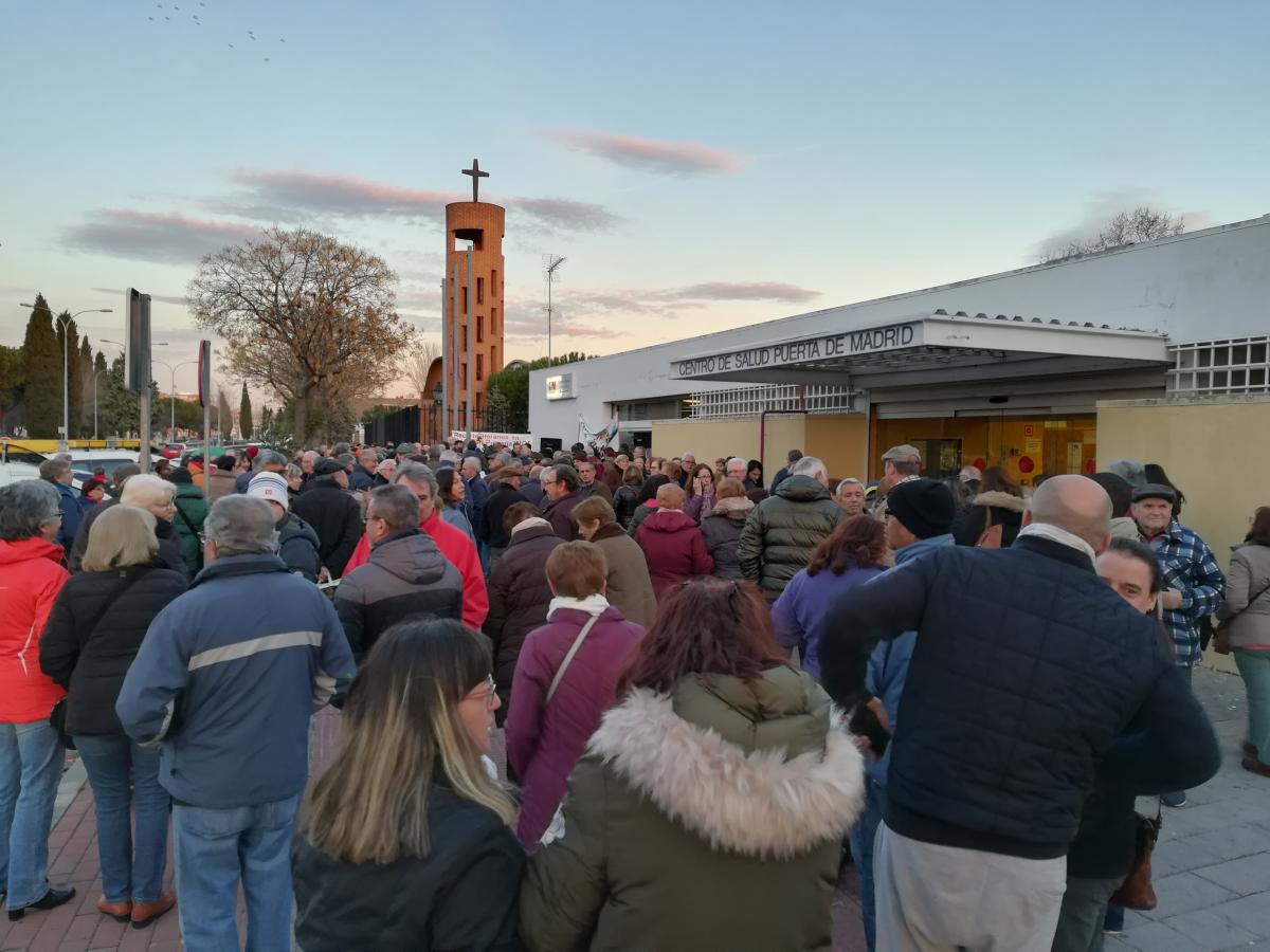 Cientos de personas protestan a las puertas del Centro de Salud Puerta de Madrid, en Alcal de Henares
