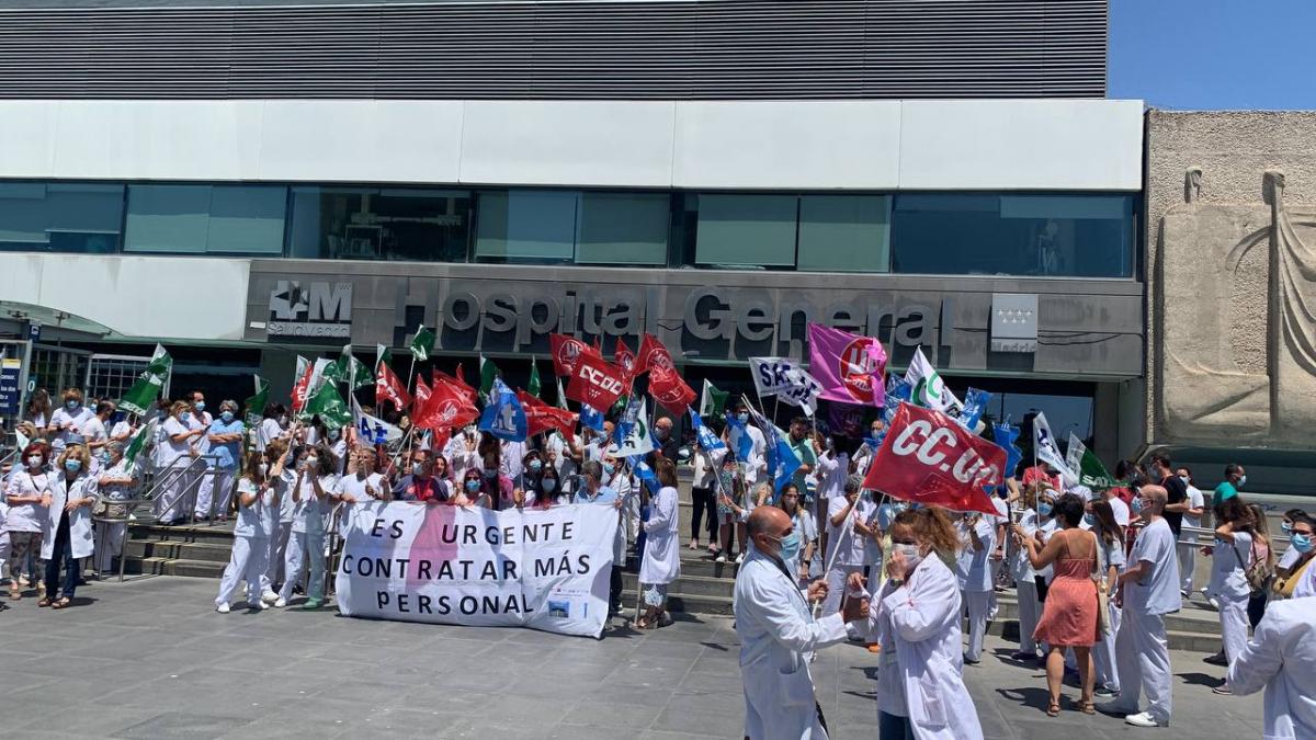 Personal sanitario reclama ms contratacin en la puerta del Hospital La Paz
