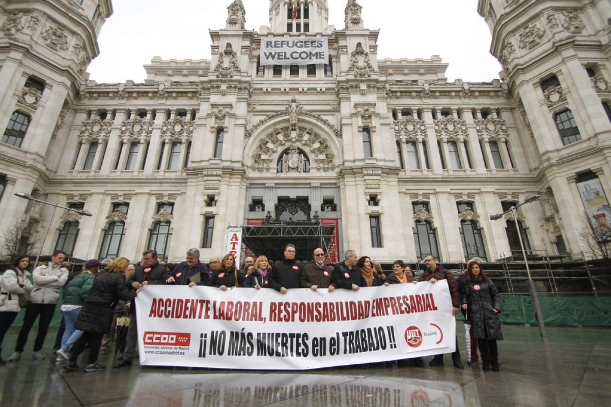 Febrero. Concentracin en Cibeles en repulsa por la muerte de un trabajador en Madrid
