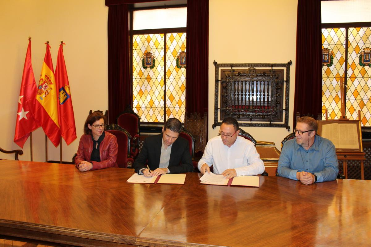 Firma convenio CCOO Henares y Ayuntamiento de Alcal