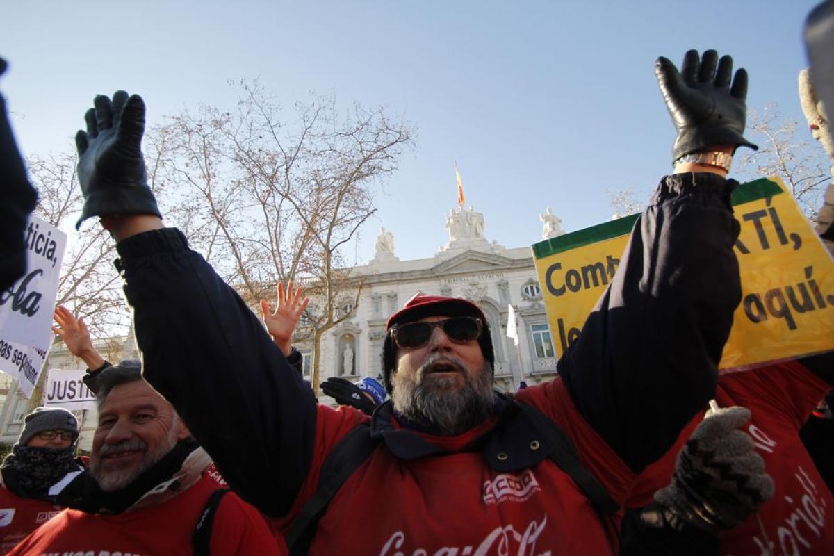 Enero. Concentracin de la plantilla de Coca Cola frente al Tribunal Supremo