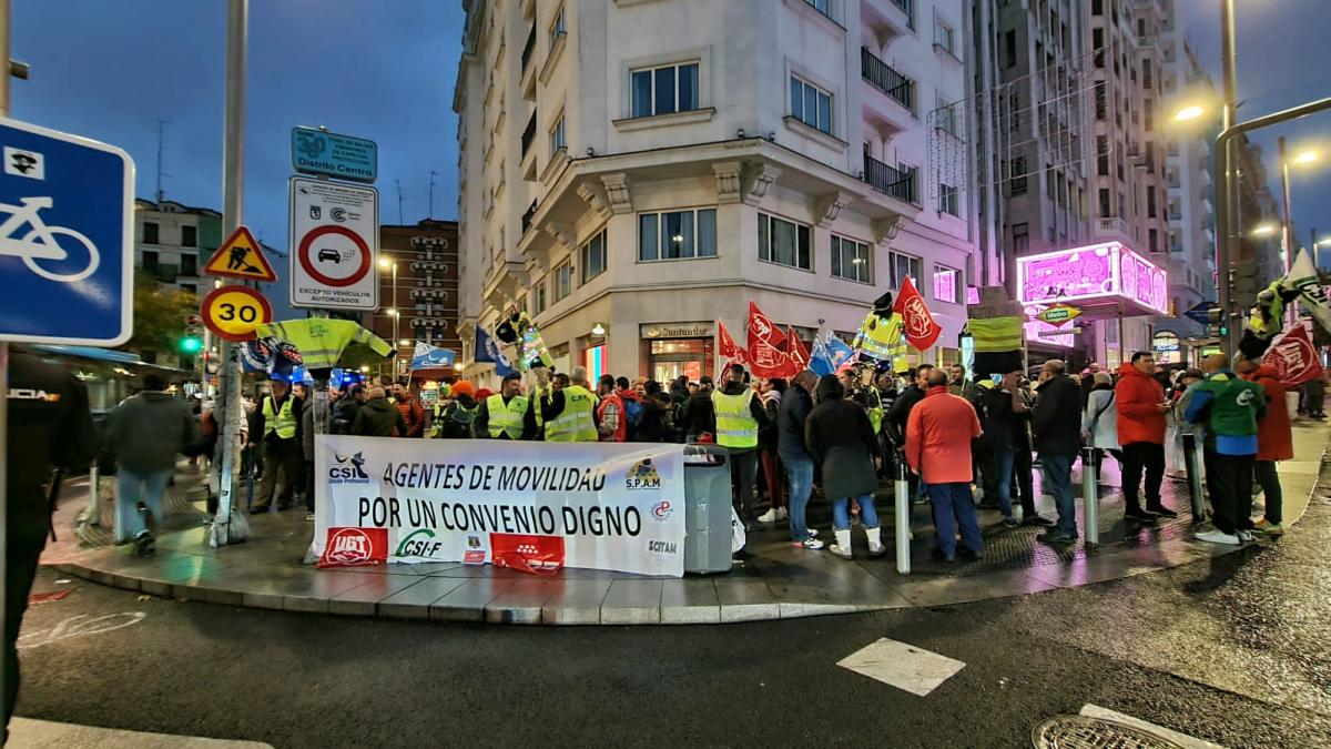 Concentración de agentes de movilidad de Madrid en el encendido de luces navideñas