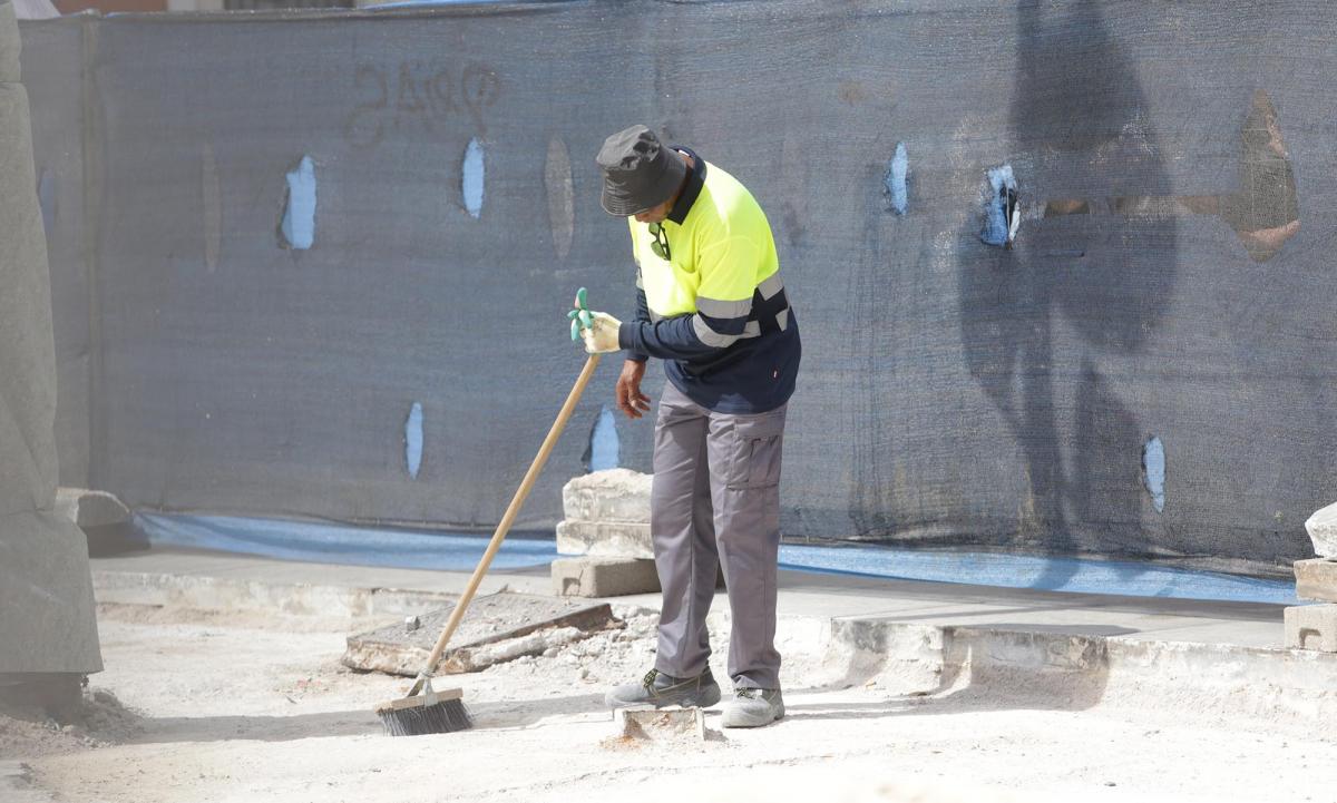 Un trabajador en las obras de la Puerta del Sol de Madrid