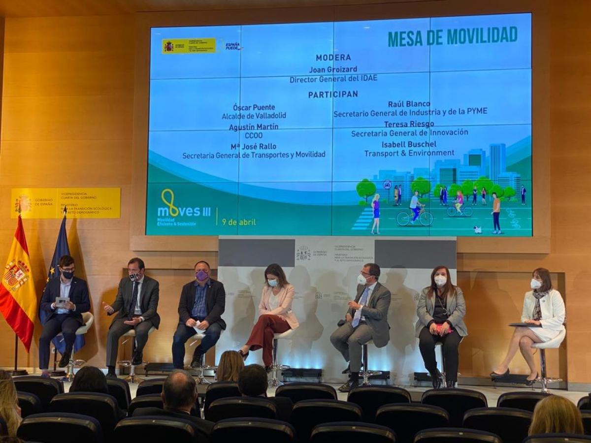 foto de la mesa redonda de movilidad del Plan MOVES III