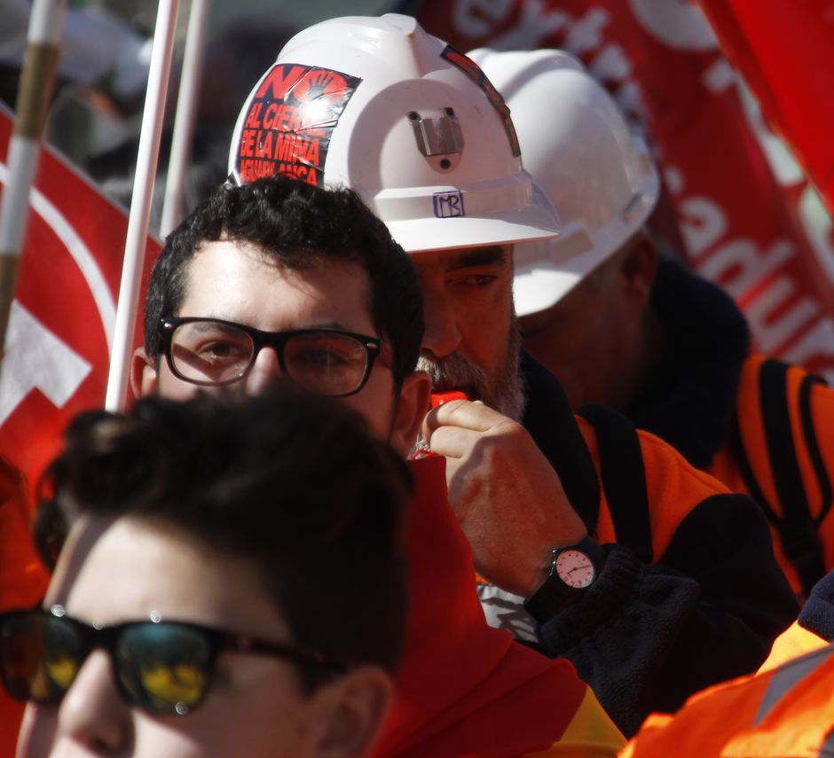 Manifestacion de mineros de Aguas Blancas frente al Ministerio de Industria en Madrid