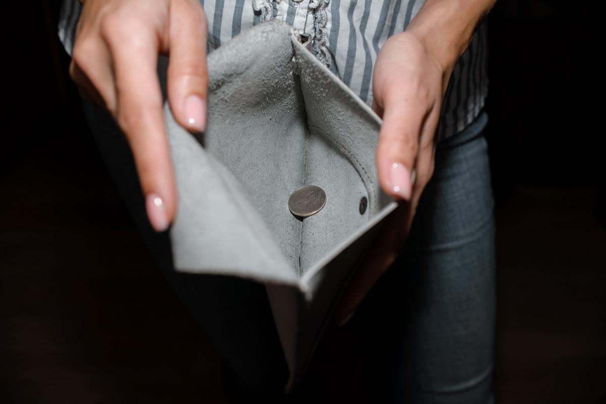 Aunque la brecha salarial se reduce, las causas se mantienen