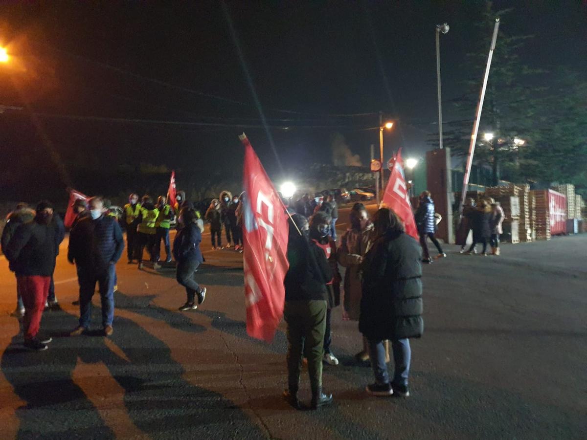 Piquete a las puertas de Jealsa, una de las grandes empresas del sector de Galicia