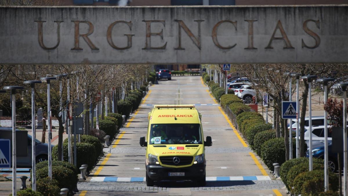 Un ambulancia en las urgencias de un hospital