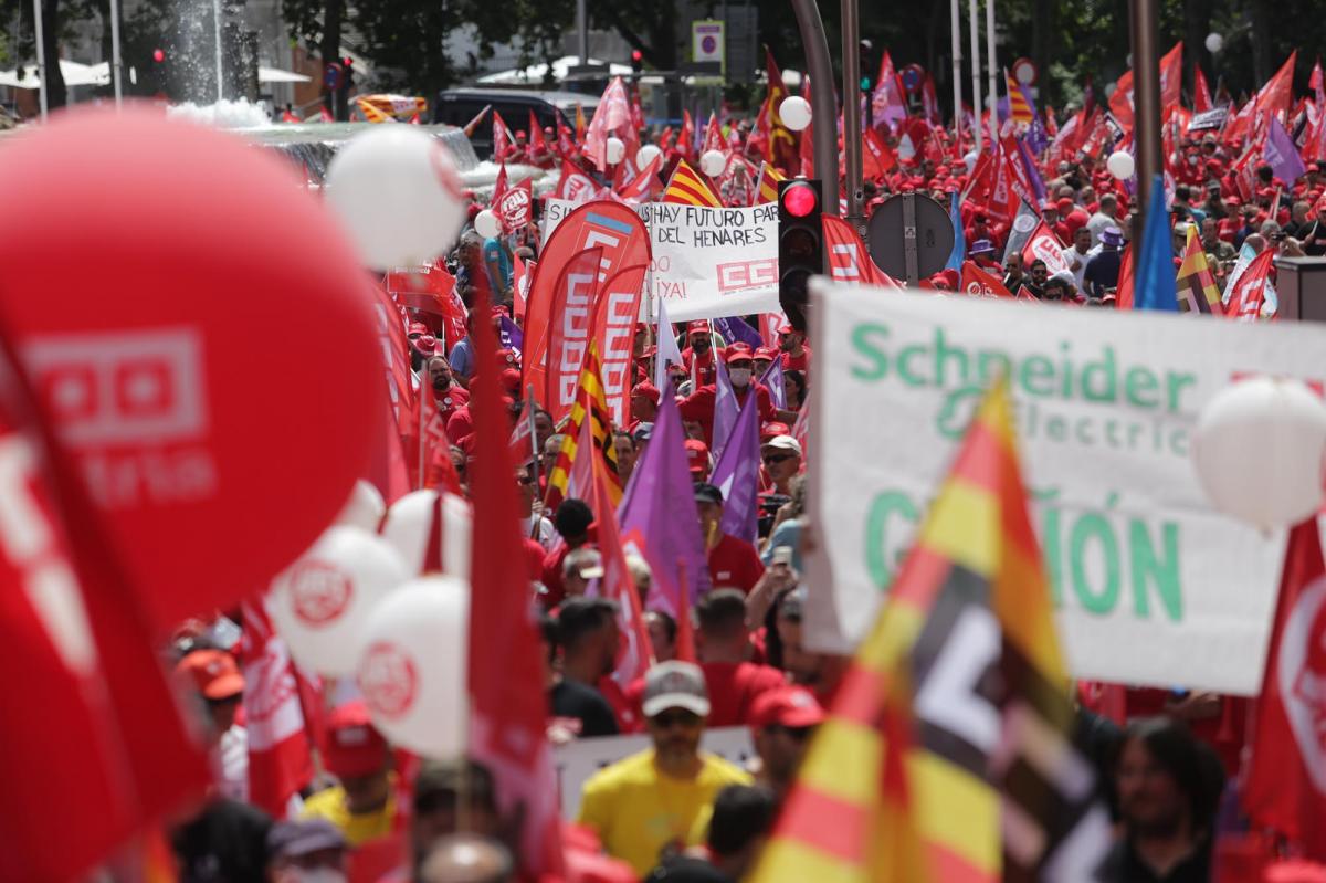 Miles de personas recorren Madrid para exigir un pacto por la Industria: «El país no puede esperar»