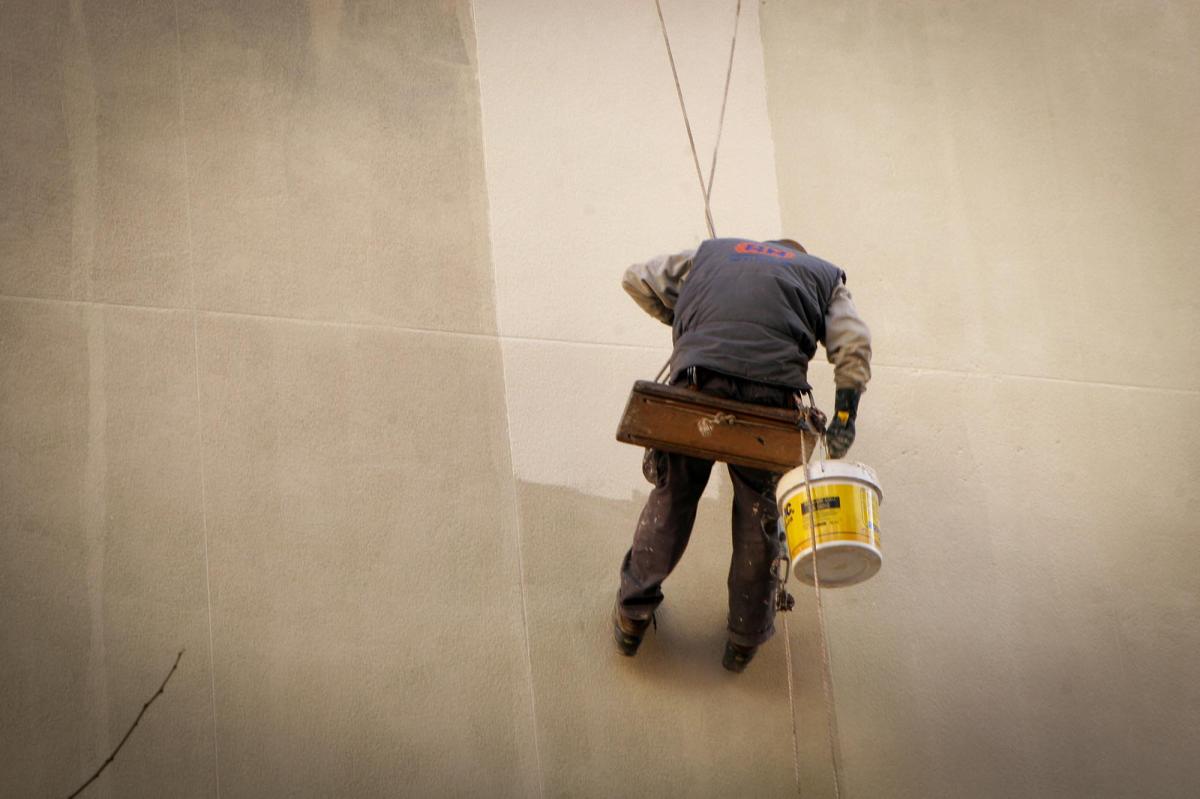 Un trabajador en riesgo laboral en Madrid