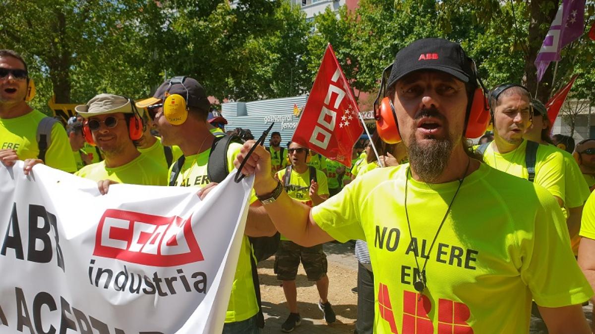 Concentración contra el ERE ante la sede de ABB en Madrid