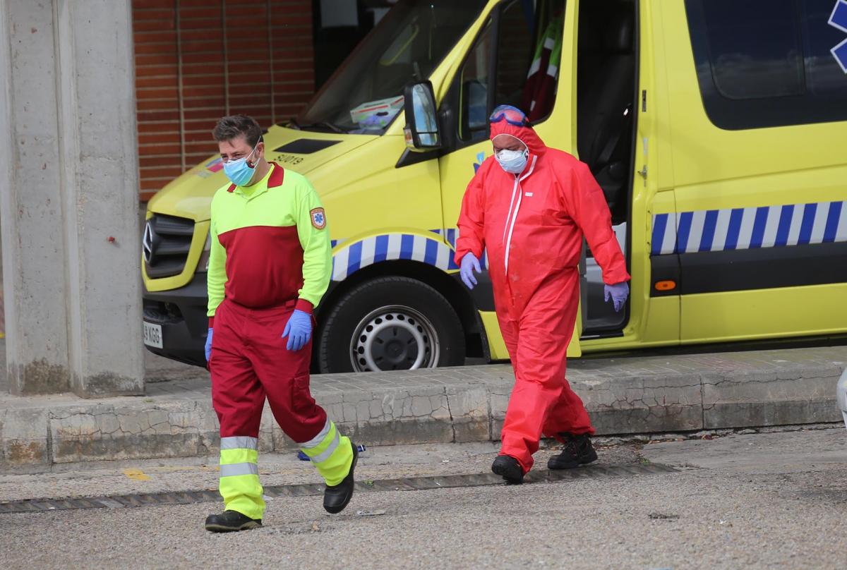 Trabajadores sanitarios con EPIs