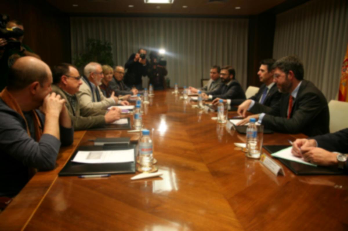  A la izquierda, delegación de CCOO de Industria y MCA-UGT