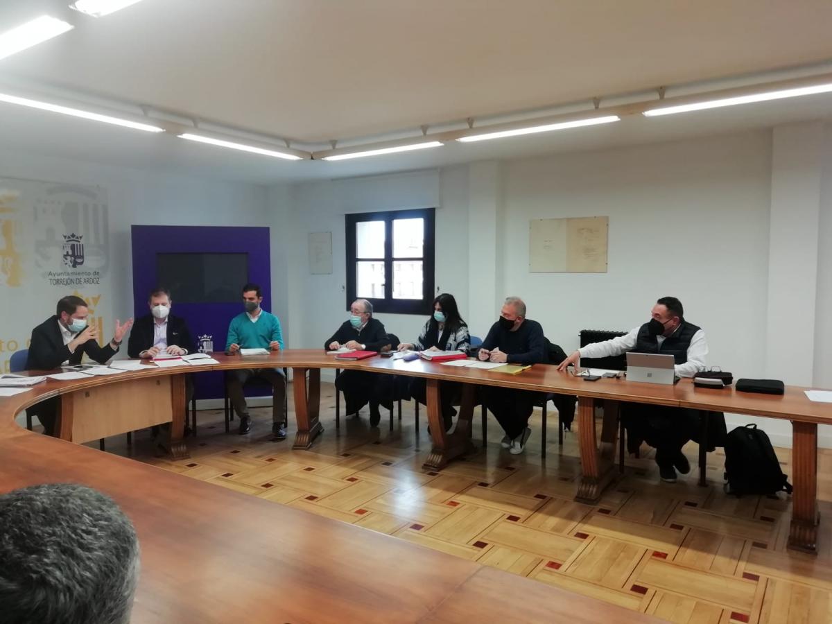 Un momento de la reunión en el Ayuntamiento de Torrejón