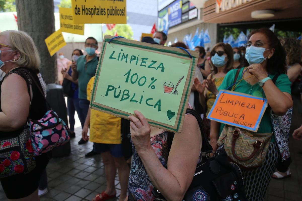 Protesta contra la privatización de la limpieza del Gregorio Marañón