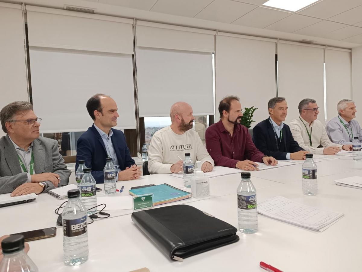 Antonio Pérez (Dirección Industrial), David Herrero (Director Industrial), Raúl Camacho (CSIF), Manuel Alejandro González (CCOO), Javier Goñi (Presidente), Julián González (UGT), Jose Ginés (Director RRHH)