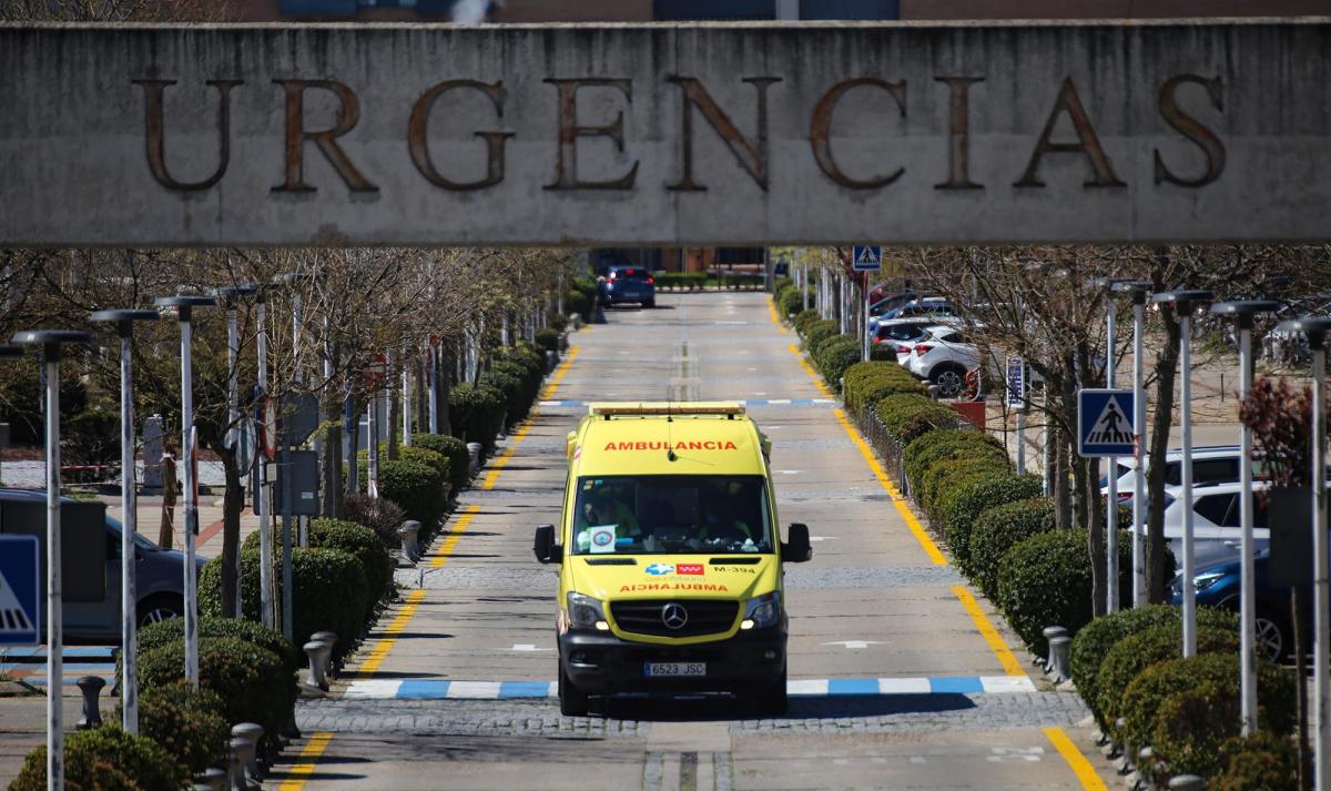 Una ambulancia en las urgencias de un hospital de la Comunidad de Madrid