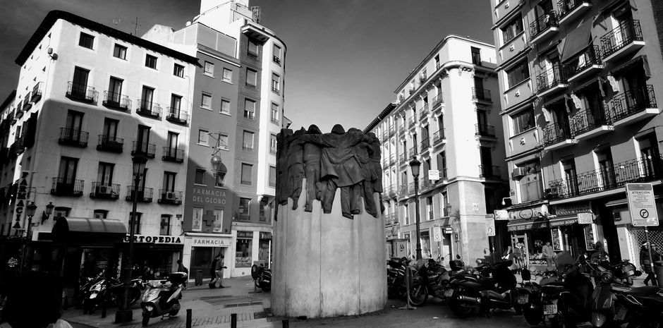 Monumento El Abrazo, en la Plaza de Antón Martín de Madrid
