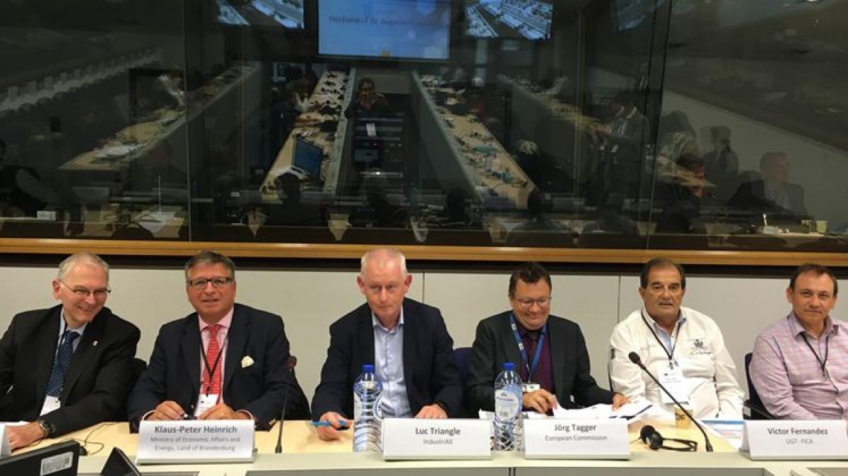 A la izquierda de la imagen, el responsable del sector mineroeléctrico en CCOO de Industria