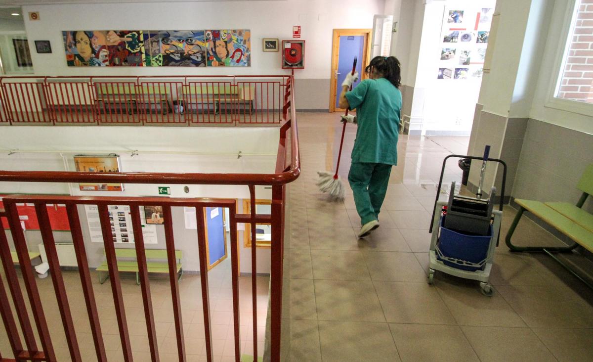 Una trabajadora de limpieza en un centro público de la Comunidad de Madrid