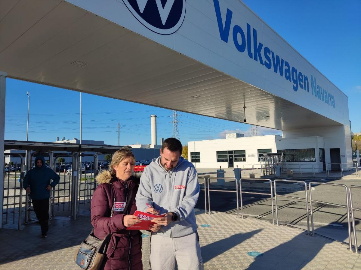 En la imagen, recogida de firmas frente a la factoría de Volkswagen