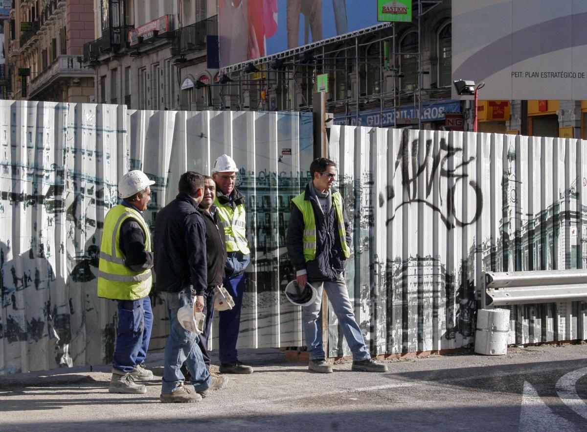 Trabajadores en el exterior de una obra en Madrid