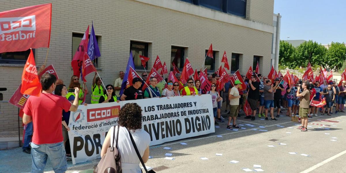 Concentración en Ontinyent frente a la sede de la patronal ATEVAL