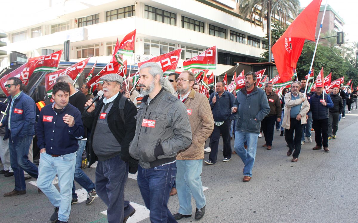 Marcha de trabajadores y trabajadoras del campo en Sevilla por su convenio.