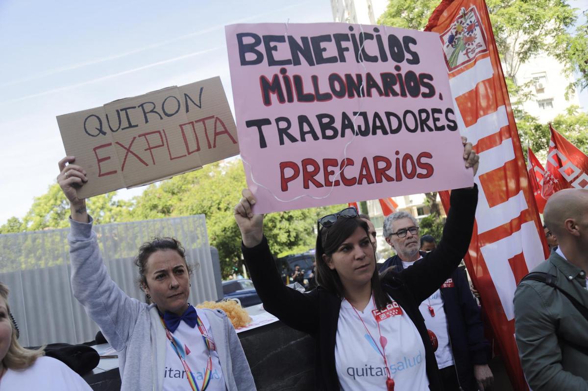 Concentración ante la sede de Quirón Salud en Madrid