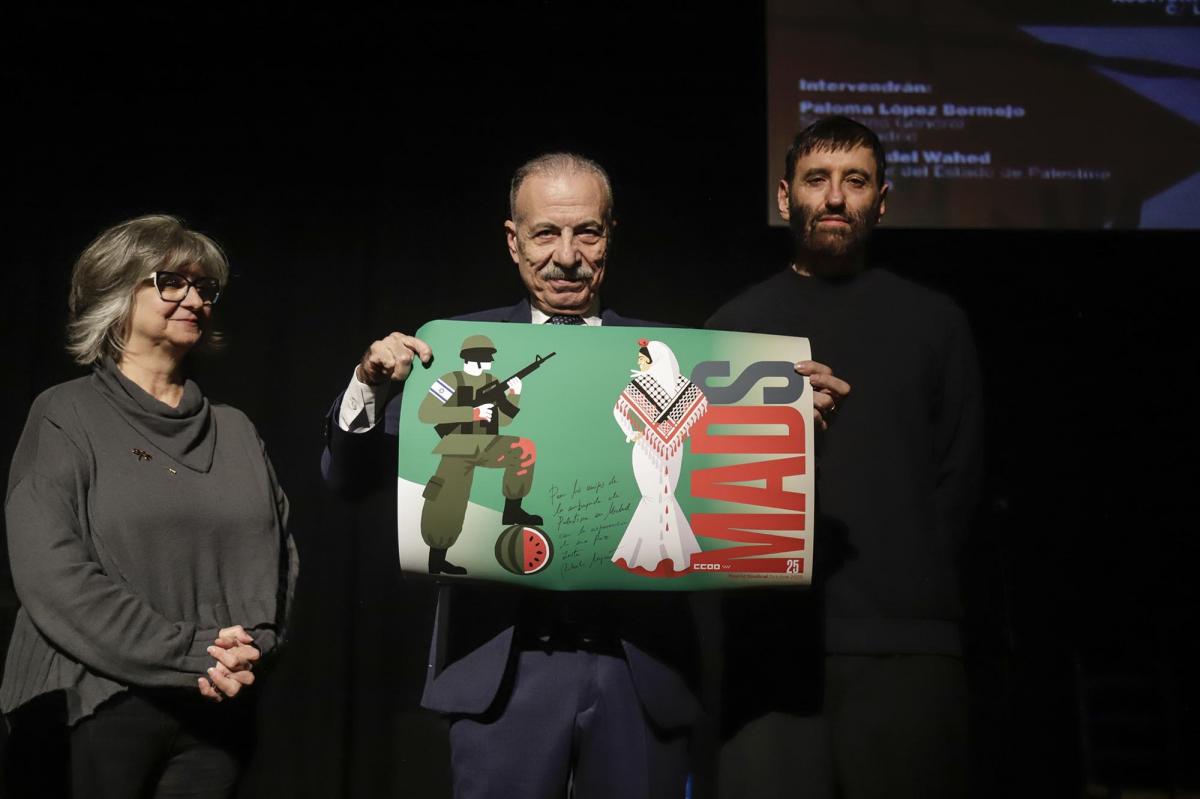 Diciembre 2025. Entrega al embajador palestino de un ejemplar de la portada de Madrid Sindical firmado por el ilustrador Roberto Maján