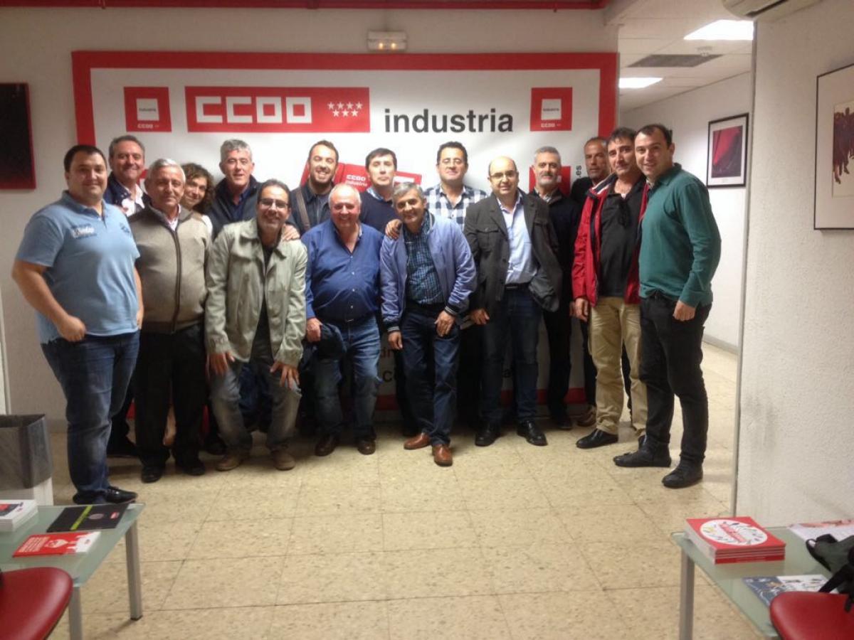 Delegados y delegadas que participaron en la conferencia acompañados de compañeros de CCOO de Industria