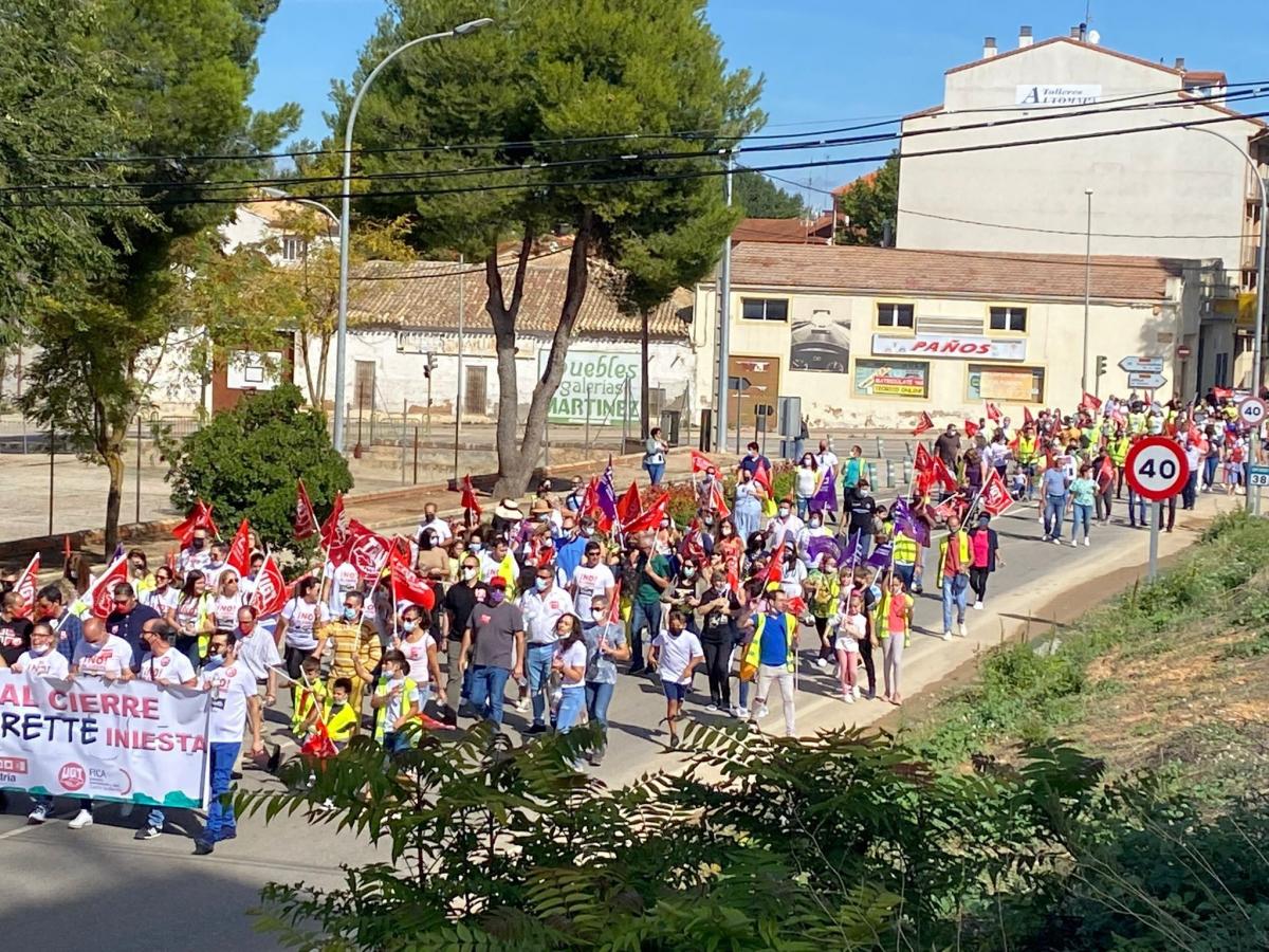 Los trabajadores y trabajadoras de Vegetales de La Mancha del grupo Vega Mayor se manifestaron ayer 26 de septiembre en la localidad de Iniesta (Cuenca) para expresar su rechazo al cierre de la empresa.