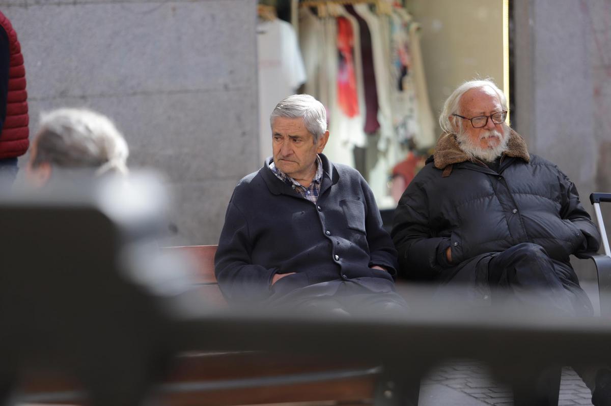 Dos mayores descansan en un banco en Madrid