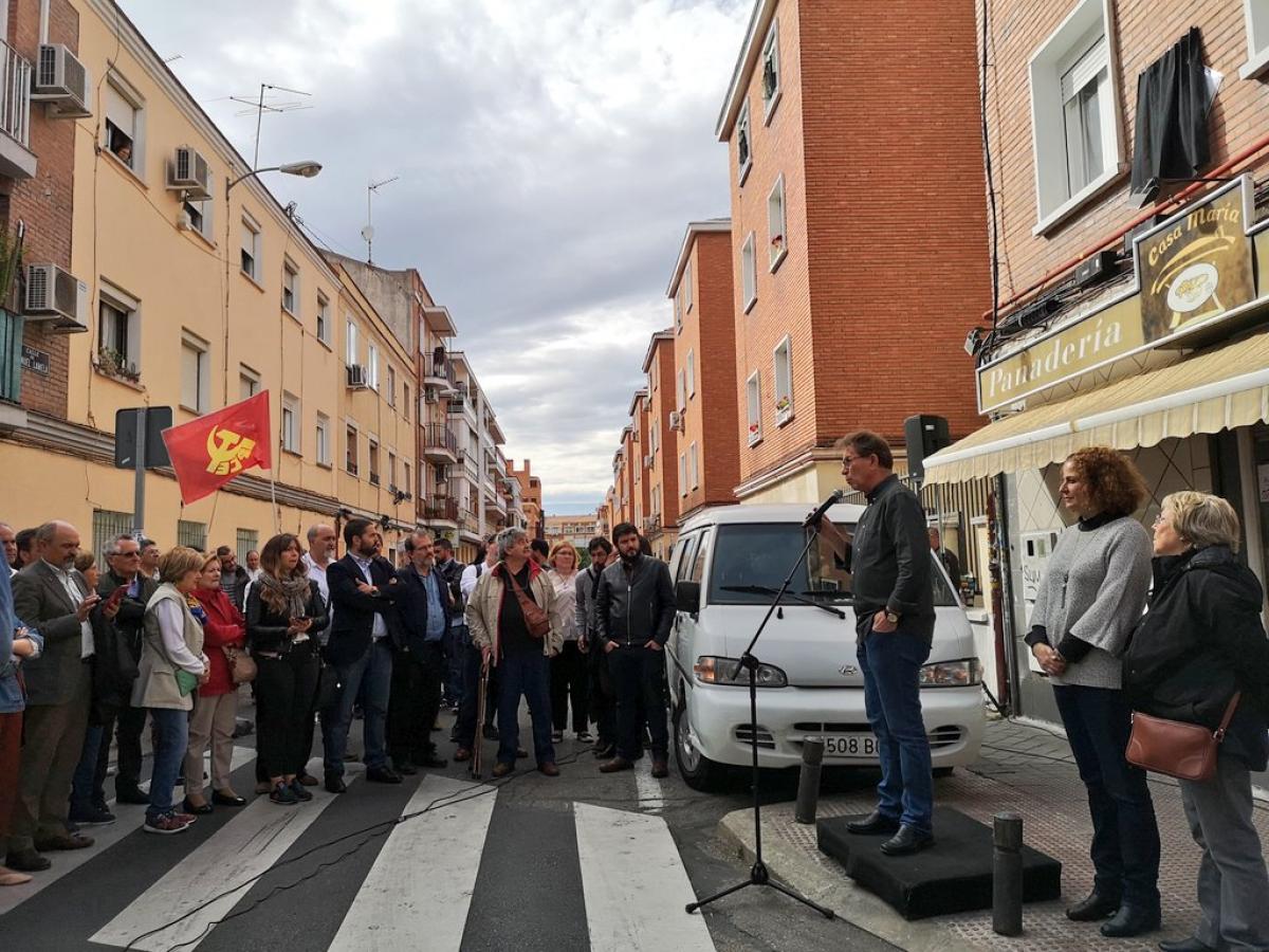 Acto homenaje a Marcelino Camacho y Josefina Samper en la calle donde vivieron en Madrid