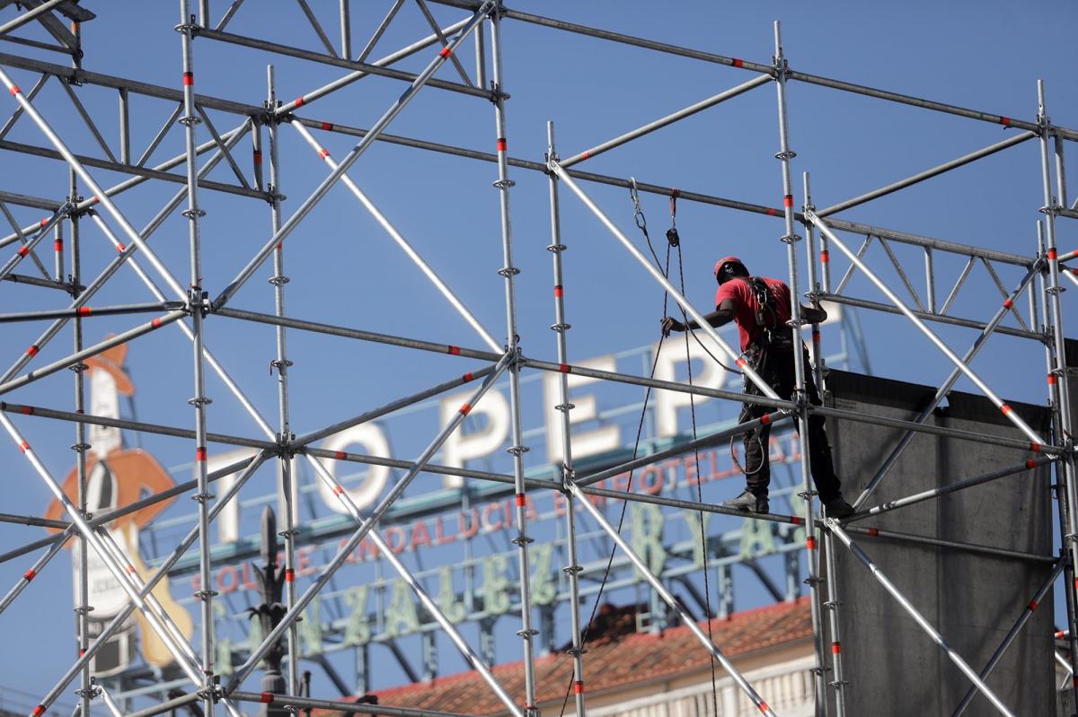 Un trabajador en un andamio en Madrid