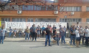 Concentración en la fábrica.