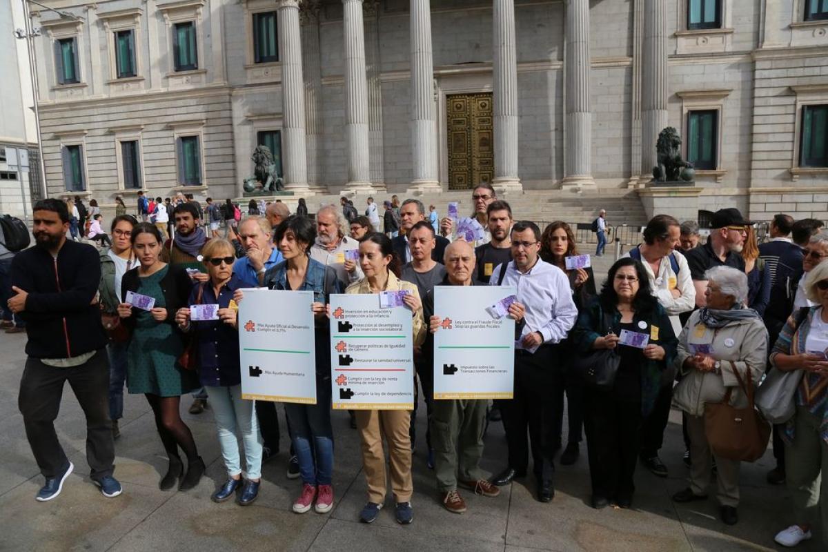 Acto frente al Congreso de los Diputados exigiendo acabar con la desigualdad obscena, en el Día Internacional por la erradicación de la Pobreza