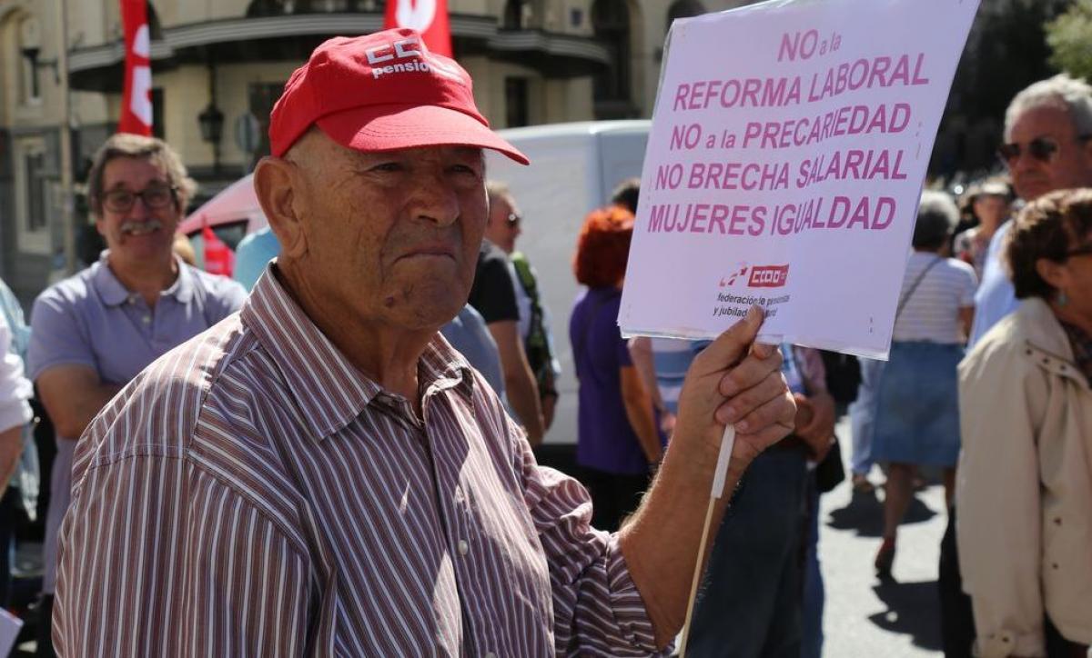 Pensionista en una manifestaci�n por la pensiones dignas en Madrid