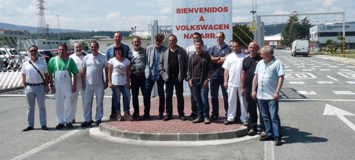 Agustín Martín, Josema Romeo y Chechu Rodríguez junto a la sección sindical de CCOO en Volkswagen Navarra