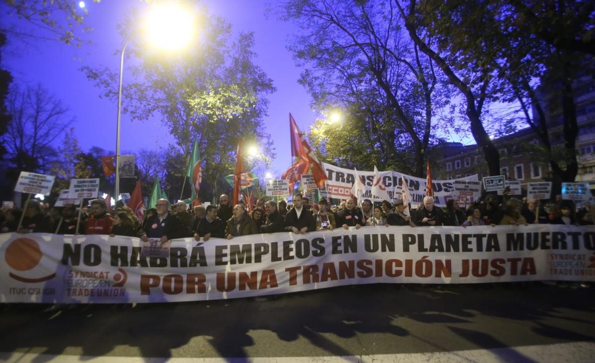 Miles de personas marchan por el clima en Madrid