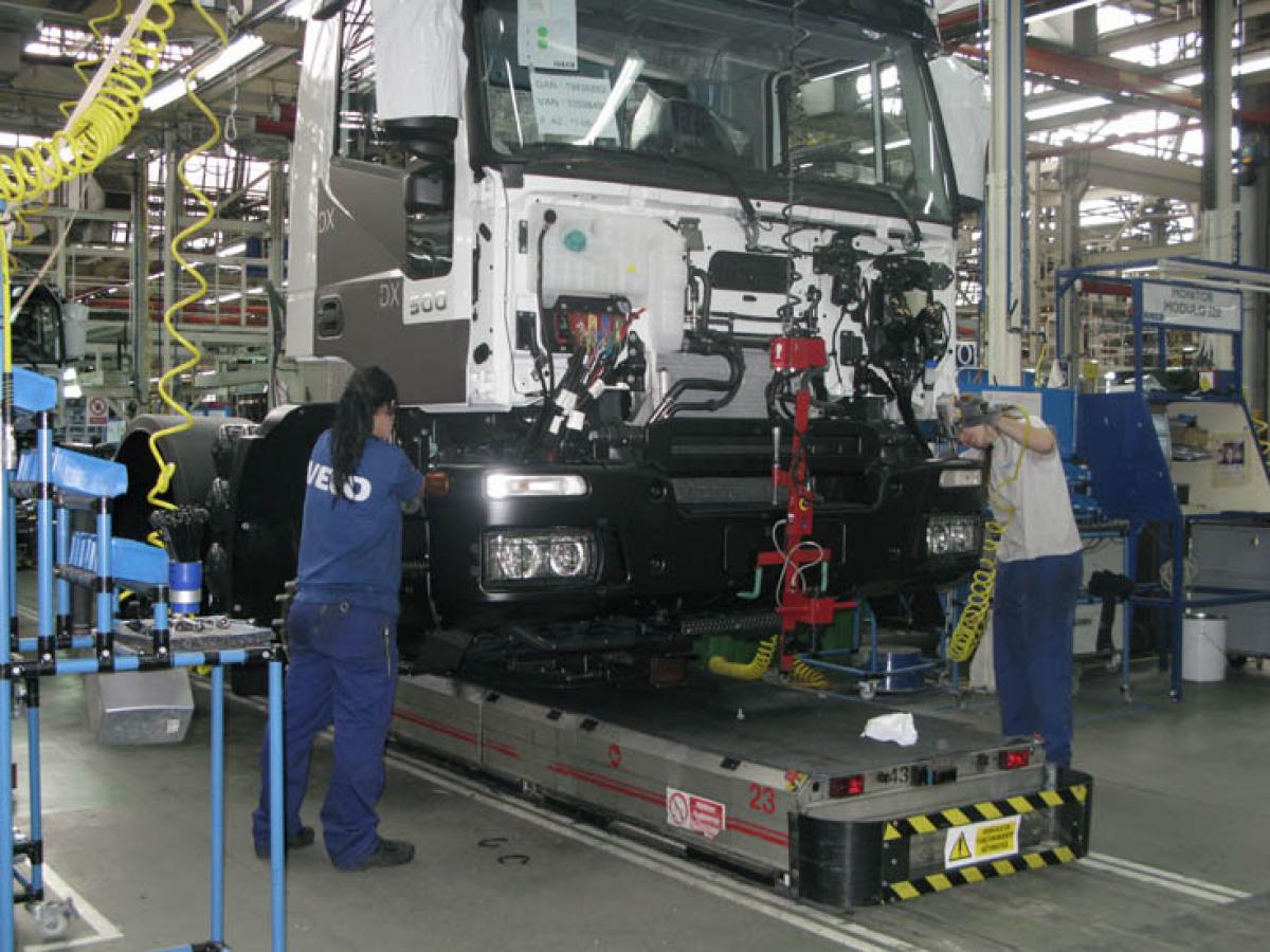 Mujeres trabajando en la planta madrileña de Iveco