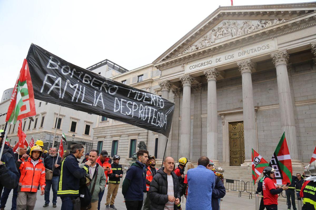 Manifestación en Madrid por una regulación estatal consensuada para los bomberos
