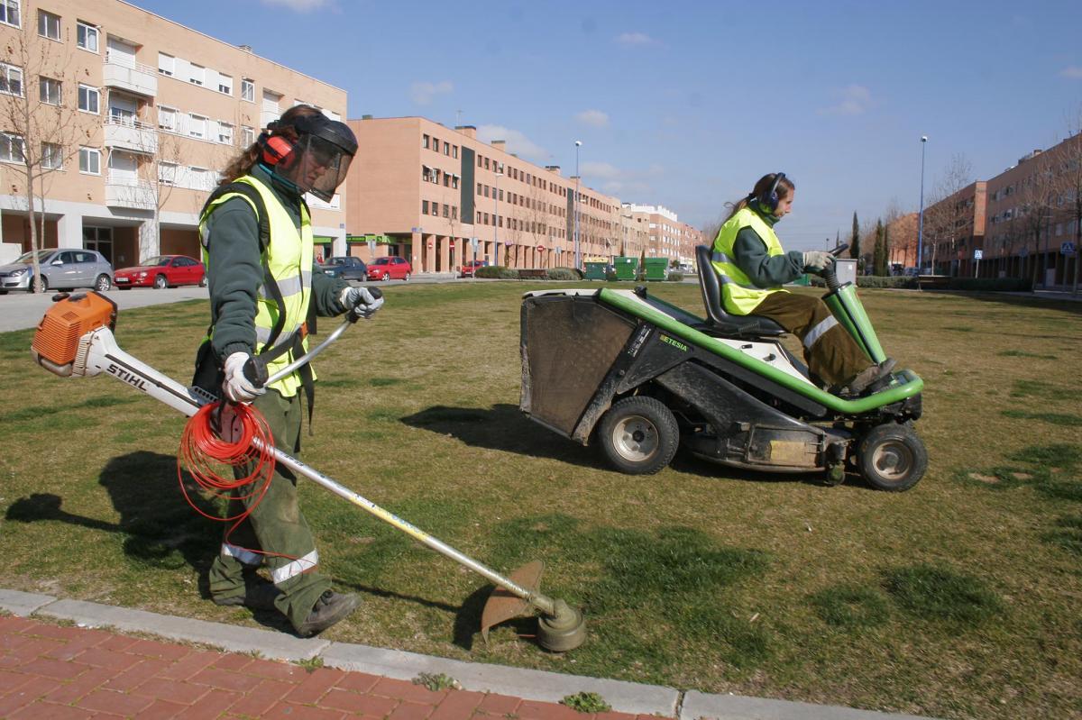 Trabajadoras arreglendo una zona verde en Parla