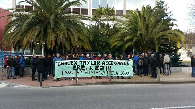 Concentración de la plantilla de Tubacex Taylor Accesorios en defensa del empleo.