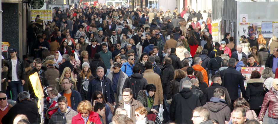 Gente en una céntrica calle de Madrid