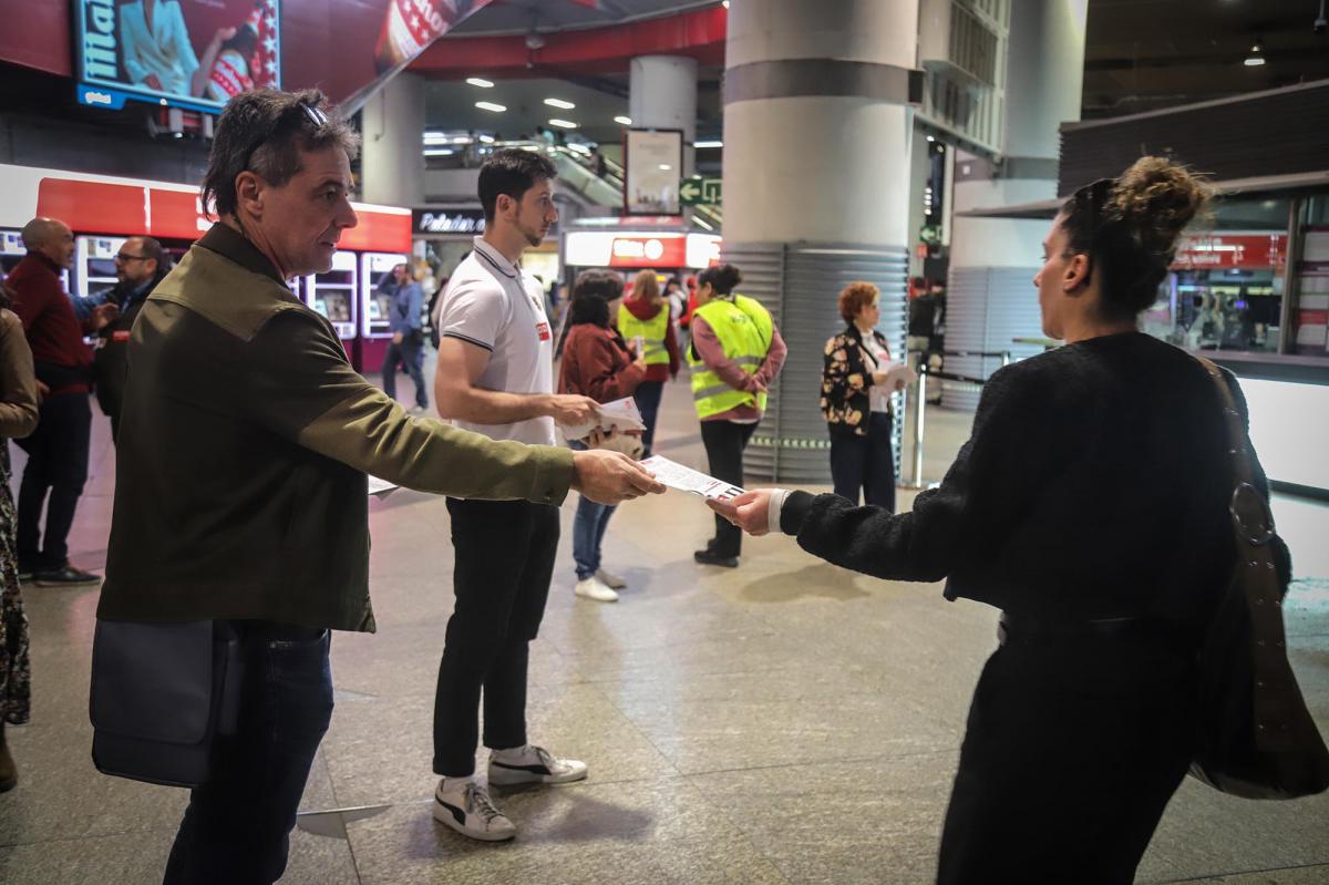 Abril 2025. Reparto de información sobre el 1º de Mayo en la estación de Atocha de Madrid