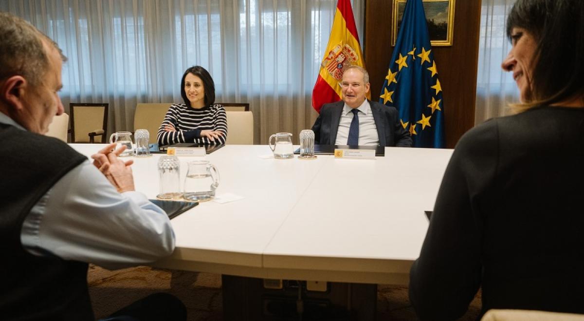 Un momento de la reunión con el nuevo ministro de Industria