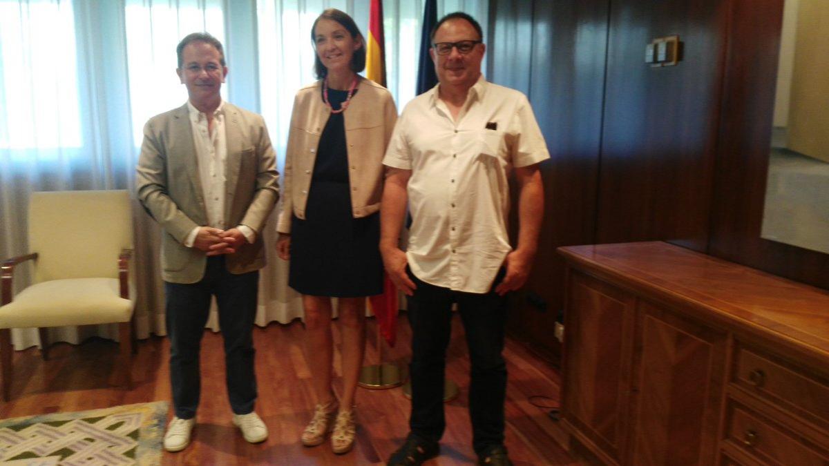 La ministra de Industria rodeada de los secretarios generales de CCOO de Industria y de UGT FICA